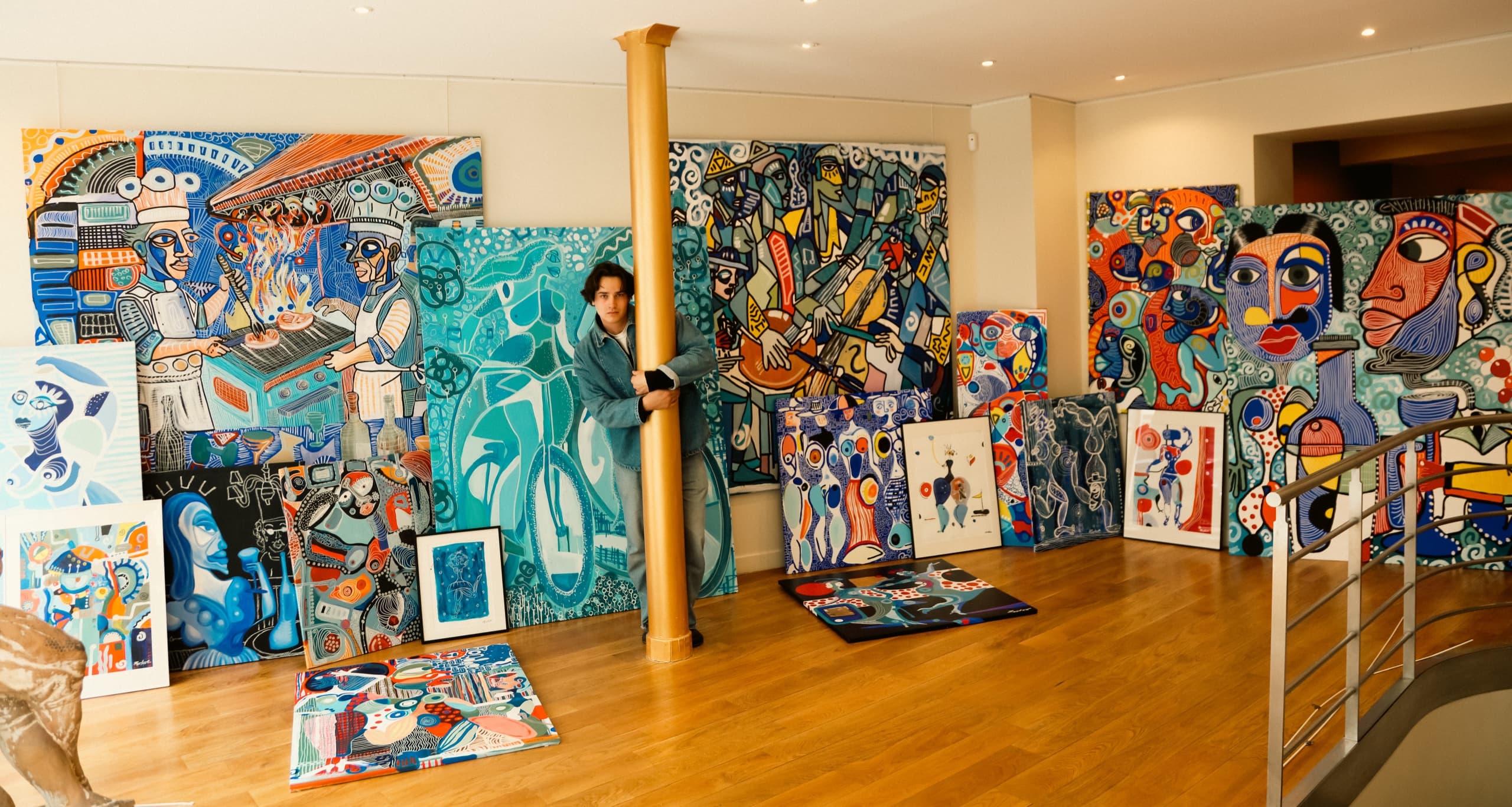Elliot Zontone dans son atelier entouré de ses œuvres