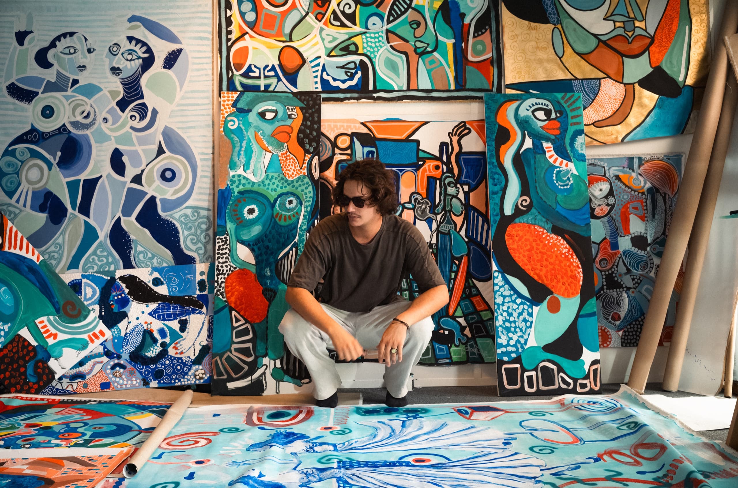 Elliot Zontone dans son atelier, entouré de ses œuvres